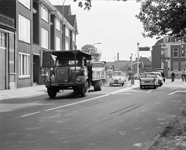 850408 Afbeelding van het verkeer, met veel vrachtwagens, op de kruising van de Catharijnesingel en de Bleekstraat ...